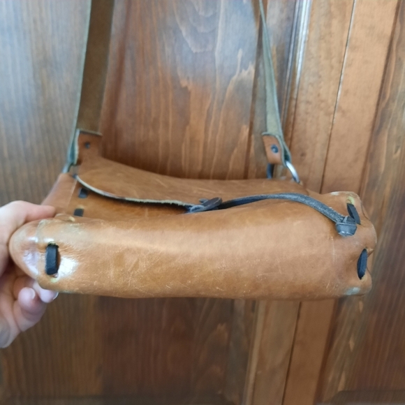 Vintage handcrafted boho tan brown leather floral stamped crossbody bag - Picture 8 of 11